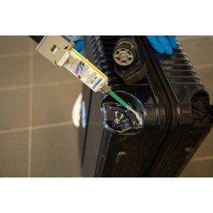 WEICON Easy-Mix PE-PP 50 2K-Klebstoff beim Auftragen auf einen schwarzen Koffer.
