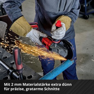 Einhell Trennscheiben-Set im Einsatz: Winkelschleifer trennt Metallrohr, Funken fliegen.