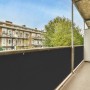 Schwarzer CCLIFE Balkon Sichtschutz (75x600cm) am Balkongeländer.