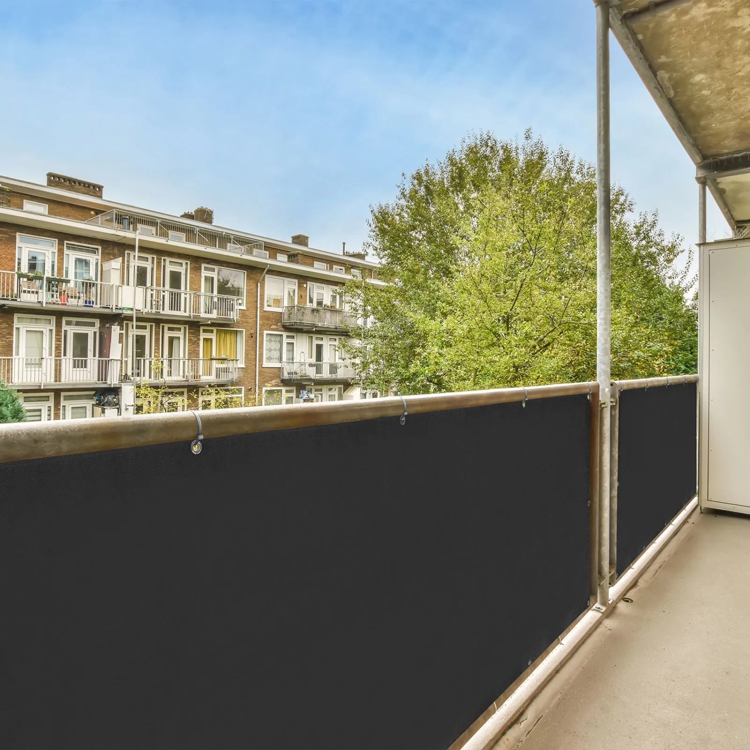 Schwarzer CCLIFE Balkon Sichtschutz (75x600cm) am Balkongeländer.