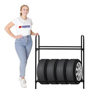 Schwarzes PROREGAL Reifenregal CARRERO mit 4 Reifen auf 2 Ebenen. Frau steht daneben.