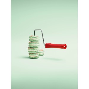 Schöner Wohnen Trendfarbe Macaron: Farbtöne mit Farbroller und Macarons dargestellt.