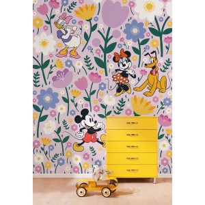 Komar Vlies Fototapete mit Mickey, Minnie Mouse und Blumenmuster für Kinderzimmer.