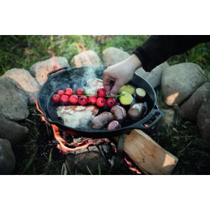 Petromax Feuerpfanne FP40H-T beim Kochen über offenem Feuer mit Gemüse und Fleisch.