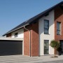 Hausfassade mit Elabrick Verblender Sahara, 5x21 cm, in warmer Optik.