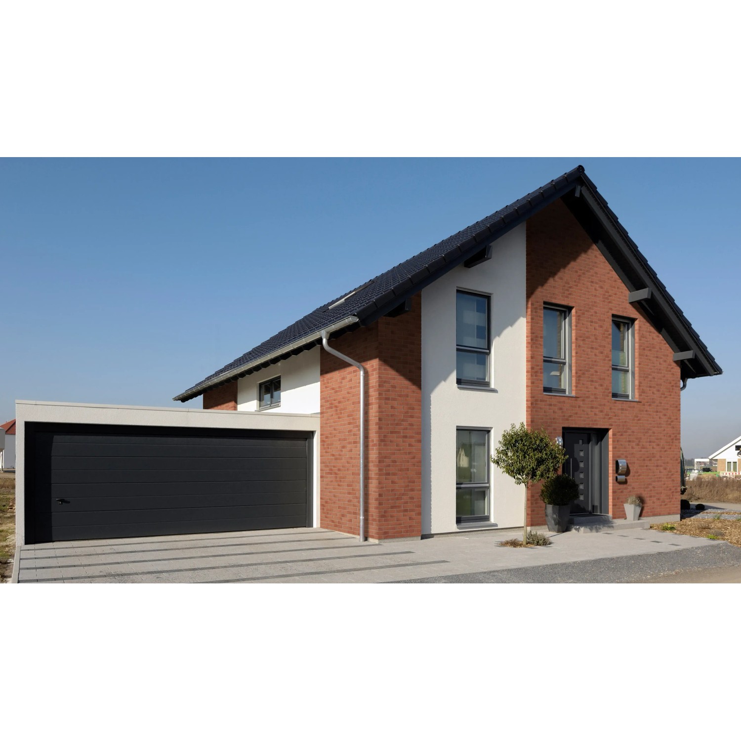 Hausfassade mit Elabrick Verblender Sahara, 5x21 cm, in warmer Optik.
