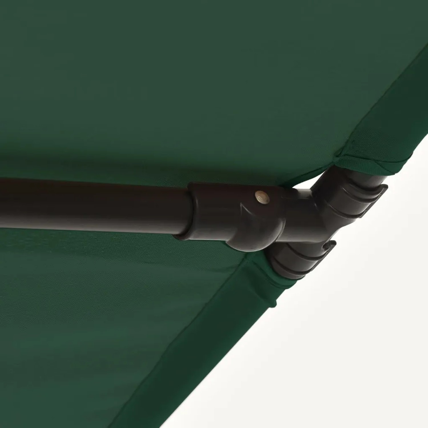 Detailaufnahme: Grüner furnicato Balkonschirm mit Aluminium-Mast.