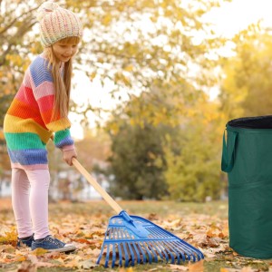 Grüner selbstaufstellender Laubsack im Garten, Kind harkt Herbstlaub. Ideal für Gartenabfälle und Grünschnitt.