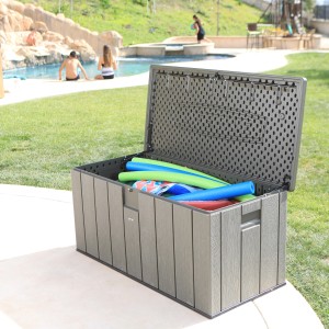 Geöffnete, dunkelgraue Lifetime Gartenbox (151x72x69 cm) mit Poolnudeln. Universalbox für Gartenutensilien.