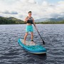 Mann auf Bestway SUP Board Aqua Drifter mit Sitz und Paddel auf dem Wasser.