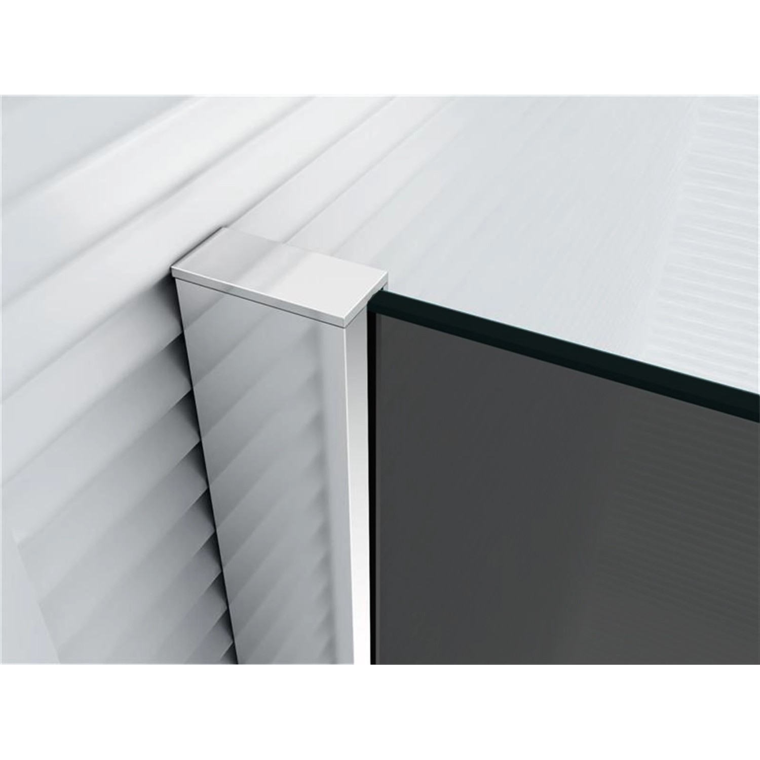 Detailaufnahme: Graue Glas Duschwand mit silbernem Profil. Walk-In Dusche, 140x200cm.