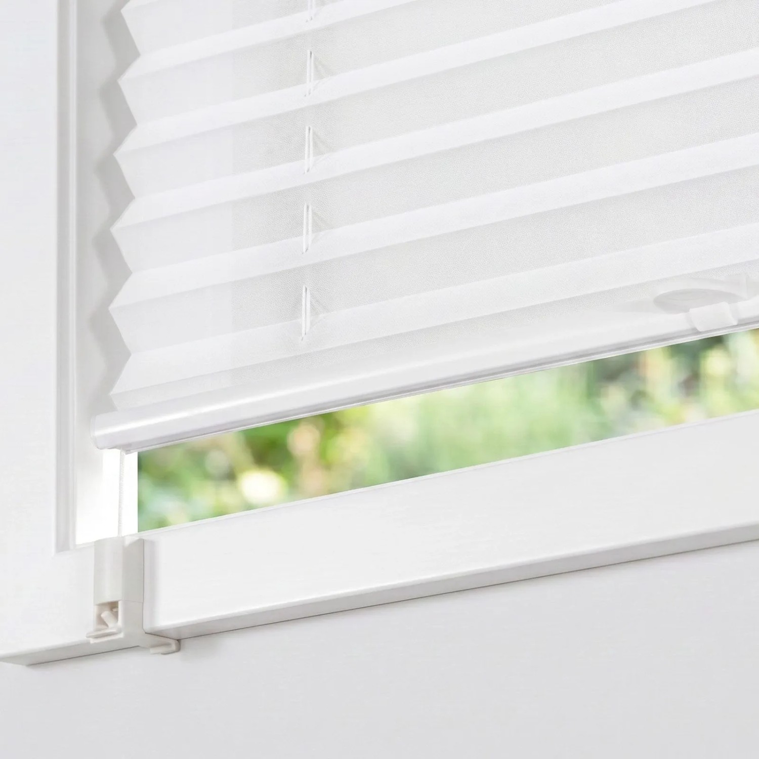 Weißes Plissee Klemmfix Faltrollo am Fenster, ohne Bohren montiert. Blickdichter Sonnenschutz für Fenster und Türen.
