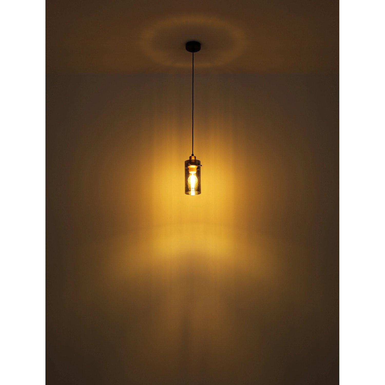 Globo Design-Tischlampe Fanni, schwarz matt mit Rauchglas-Schirm und E27 Fassung.