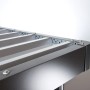 Dunkelgraues Metall-Flachdach des Biohort Gerätehauses HighLine. Detail der robusten Dachkonstruktion mit geriffelten Platten.