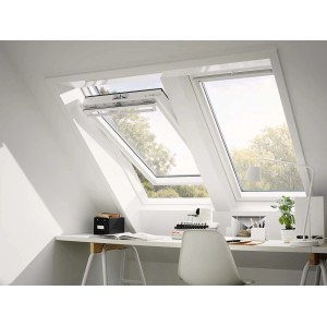 Velux Schwingfenster GGU SK10, Polyurethan, 114x160 cm, eingebaut in Dachschräge über Schreibtisch.
