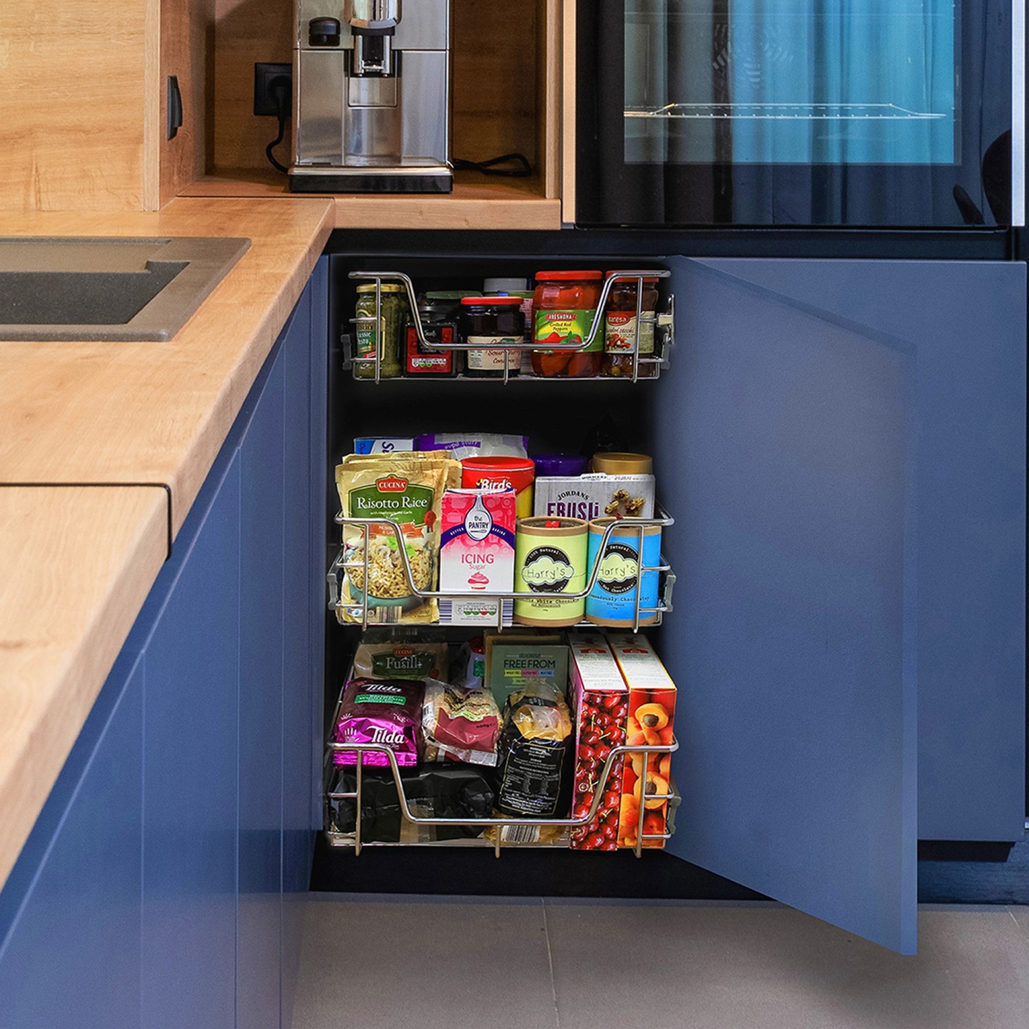 Ausziehbare Küchenschubladen (6er Set) für 30 cm breite Buffetschränke, gefüllt mit Lebensmitteln.