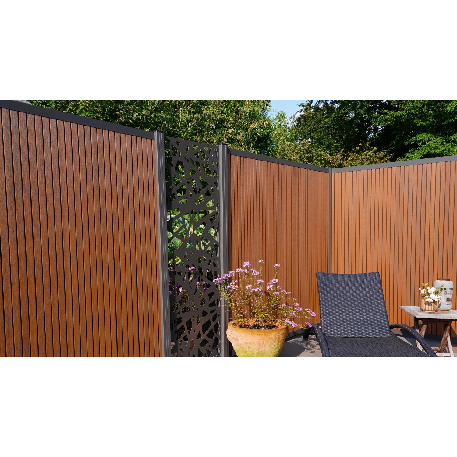 GartenLand WPC Zaun Shadowline, Mahagoni, 175x180cm, vertikal. Sichtschutz Steckzaun mit Aluminiumprofilen.