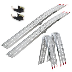 2 klappbare, graue TRUTZHOLM Auffahrrampen aus Aluminium mit Spanngurten für Autoanhänger.