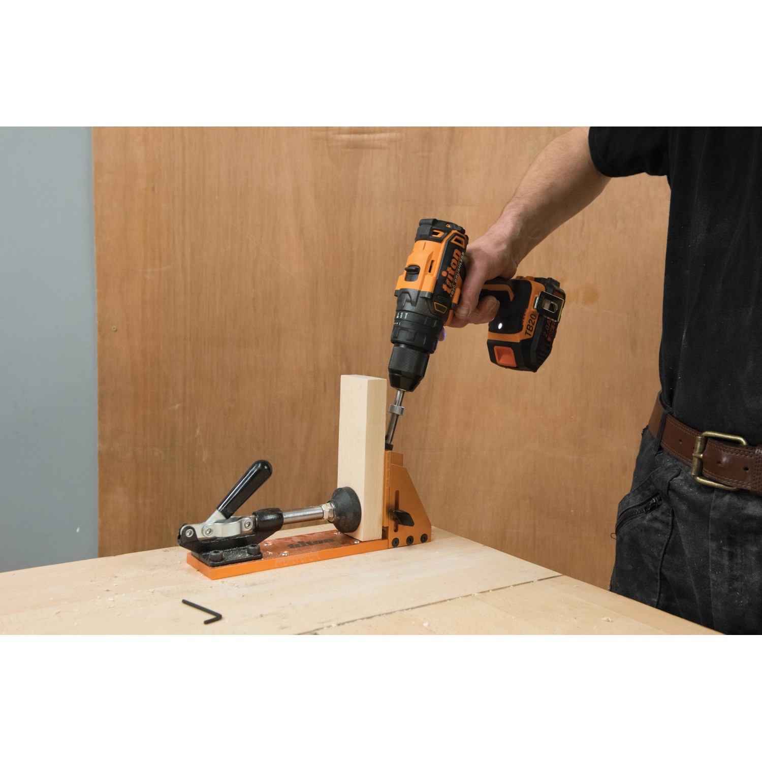 Triton Taschenbohrlehre TW7PHJ im Einsatz mit Akkuschrauber zum Bohren von Holz.