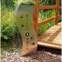 Edelstahl Pflanzsäule Schwalbe mit Willkommensgruß und Schwalben-Motiven für den Garten.