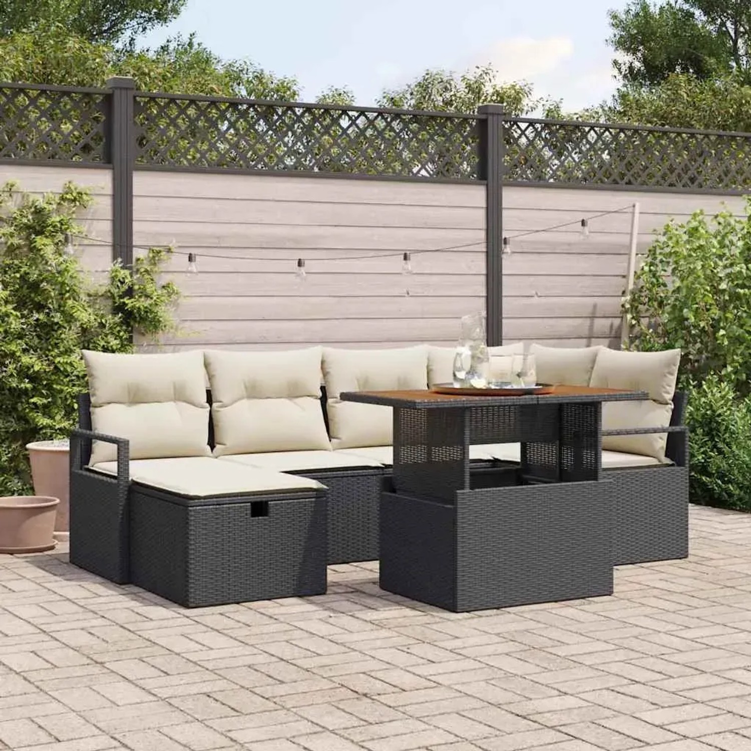 Schwarzes 7-teiliges vidaXL Garten-Sofa-Set aus Poly Rattan mit Tisch und beigen Kissen.