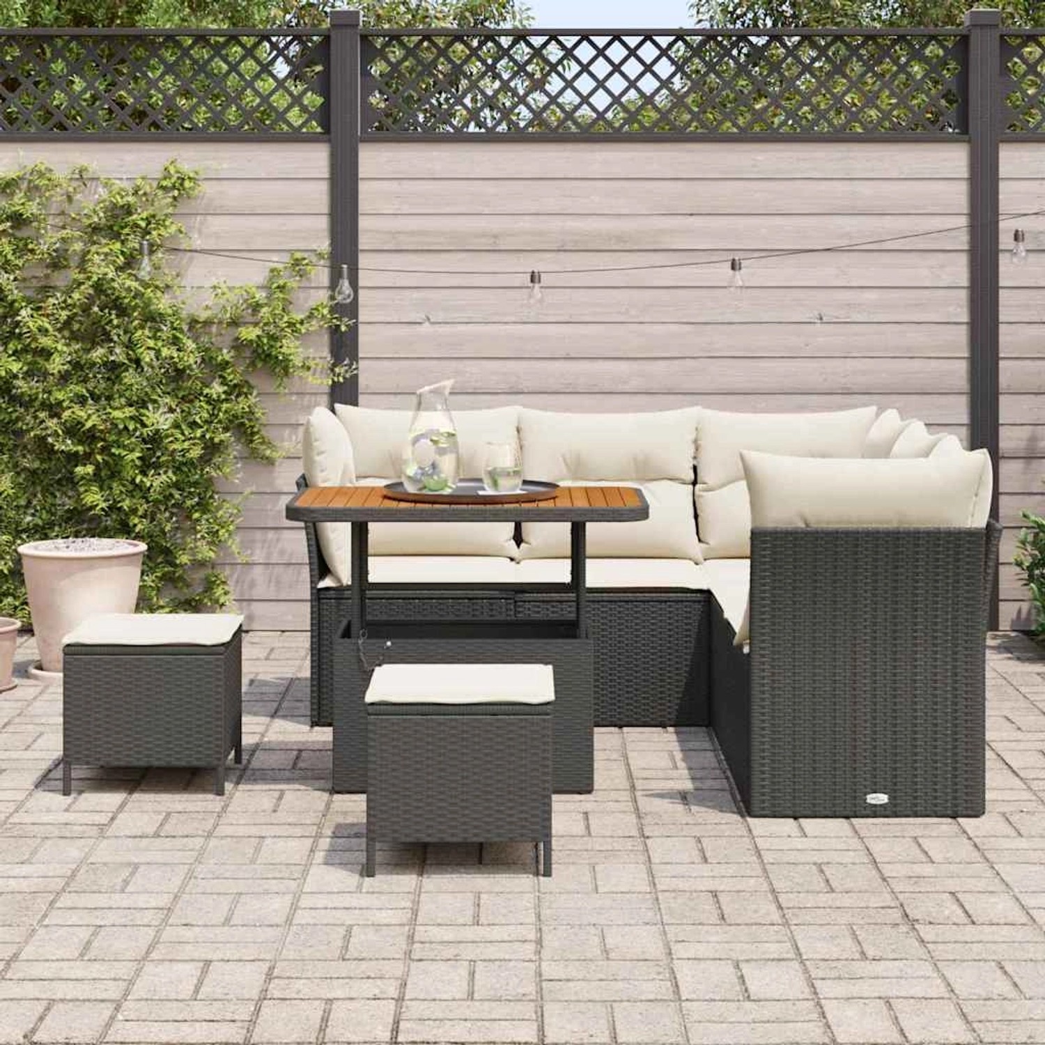 8-teiliges Garten-Sofa-Set aus Poly Rattan und Akazie in Schwarz mit Kissen.
