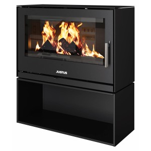 Schwarzer Justus Dias XL Kaminofen (8 kW) mit Flammen und Holzscheiten im Brennraum.