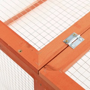 Detailansicht Kaninchenstall aus Tannenholz mit Drahtgitter und Scharnier.