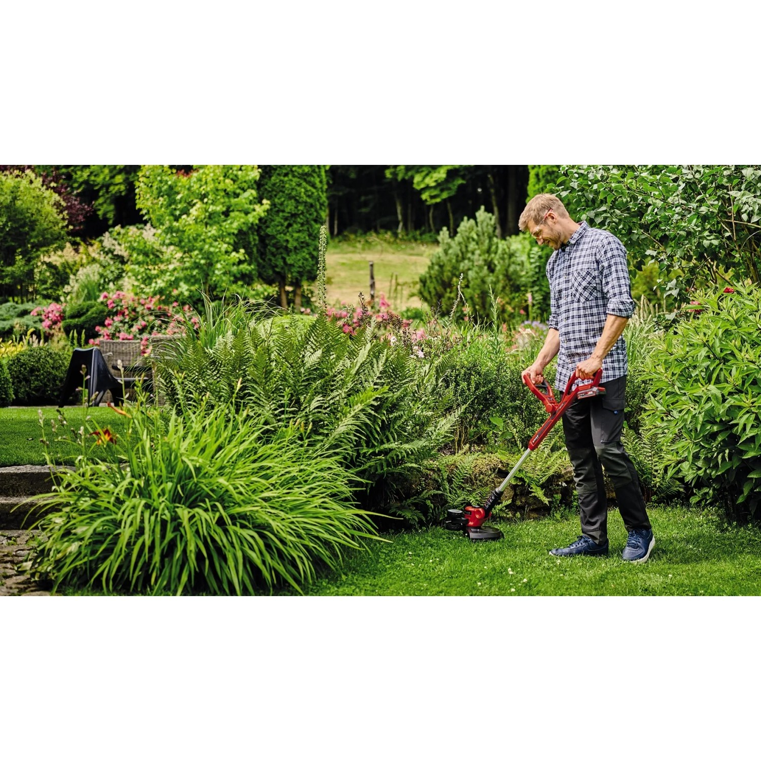 Mann nutzt Einhell Akku-Rasentrimmer GE-CT 18/30 Li-Solo im Garten.