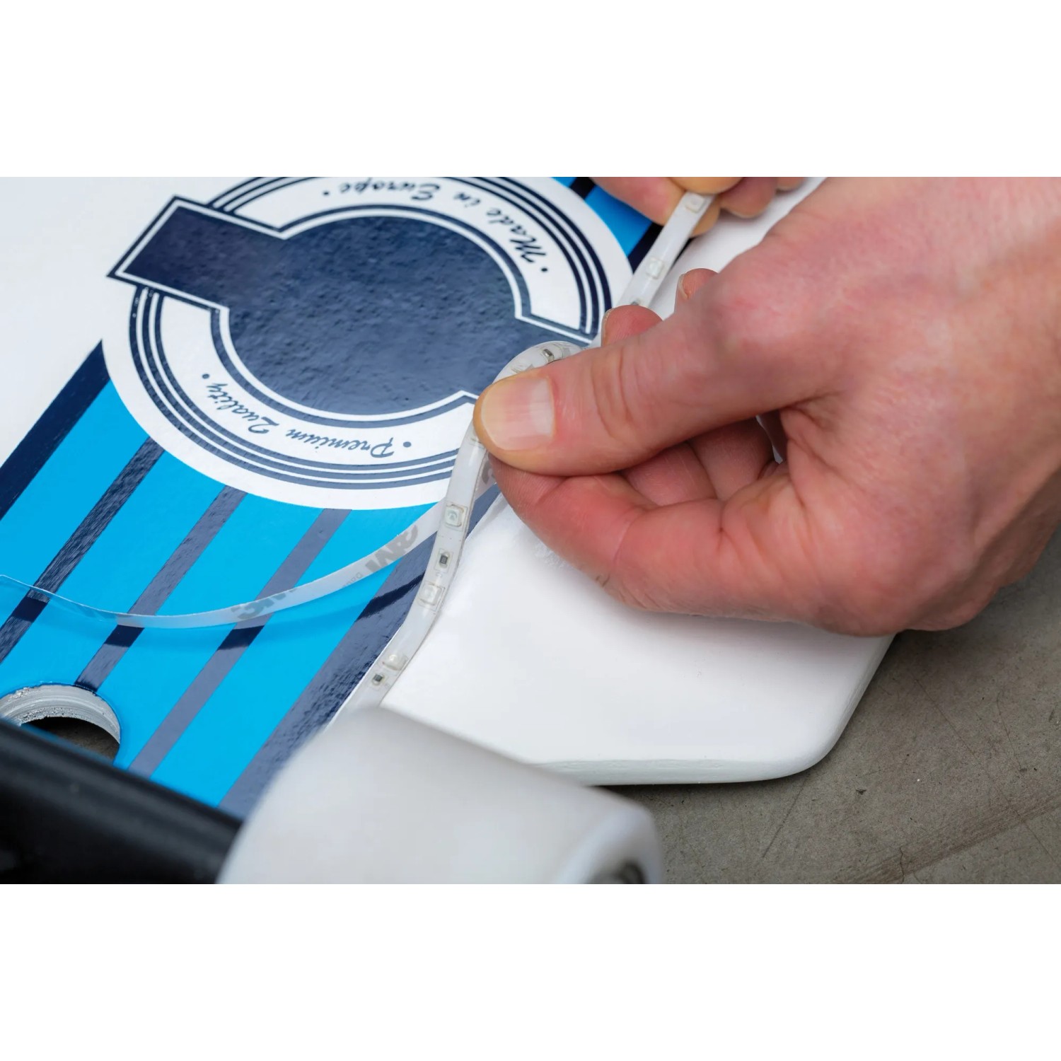Paulmann LED-Strip Mobil RGB, 2x80cm, auf Skateboard geklebt.
