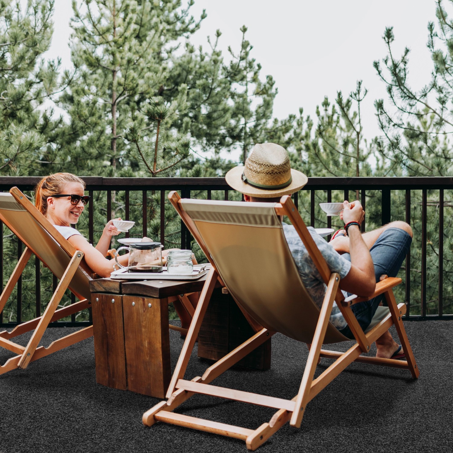 Anthrazit Rasenteppich Park auf Balkon mit entspannenden Personen in Liegestühlen.