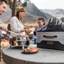Petromax Atago Gasgrill-Set mit Tasche beim Outdoor-Grillen mit Familie.