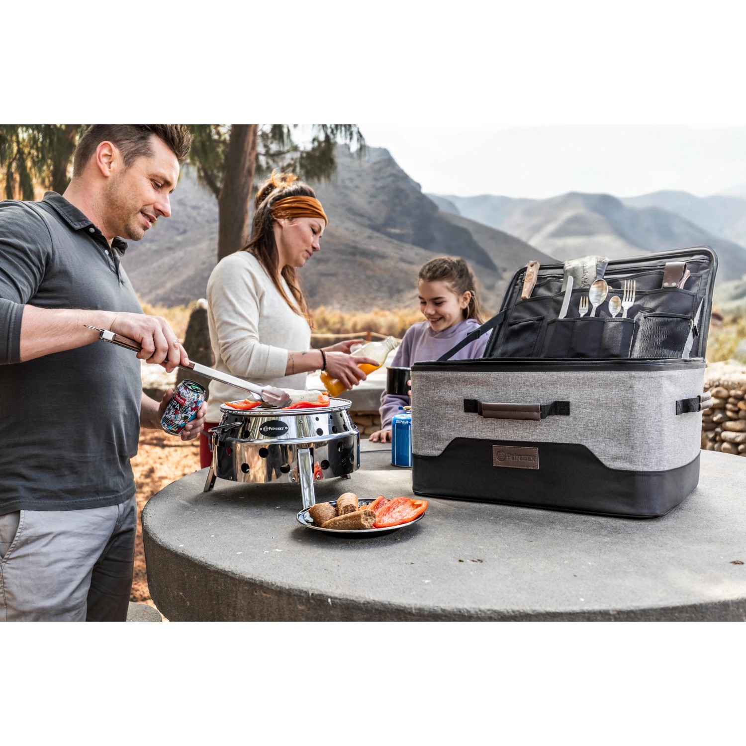 Petromax Atago Gasgrill-Set mit Tasche beim Outdoor-Grillen mit Familie.