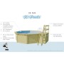 Karibu Holzpool Set mit Leiter und optionaler Sonnenterrasse. Pool mit blauem Wasser und Holzverkleidung.