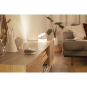 Weiße WiZ Squire Tischleuchte mit E27 LED-Lampe auf Kommode im Wohnzimmer.