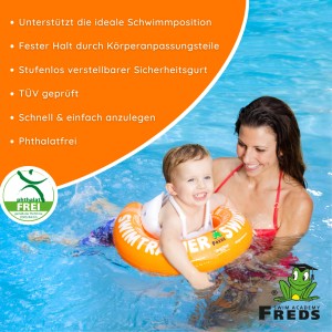 Kind mit Schwimmhilfe Freds Swim Academy Classic Orange im Wasser mit Mutter. Schwimmflügel für Kinder von 2-6 Jahren.
