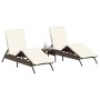 Braune vidaXL Sonnenliegen (2 Stk.) aus Poly Rattan mit cremeweißen Auflagen.