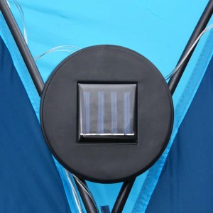 Detailaufnahme des Solarmoduls am blauen Partyzelt mit LED-Beleuchtung.