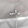 Schütte Wannenarmatur Laurana Chrom mit Brauseschlauch an weißer Badewanne.