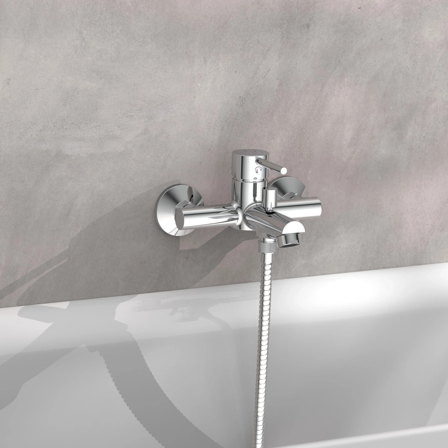 Schütte Wannenarmatur Laurana Chrom mit Brauseschlauch an weißer Badewanne.