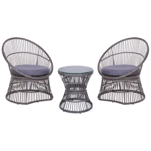 Beliani Bistro Set MESYNA Taupe: Gartenmöbel Set mit 2 Rattansesseln und Glastisch.