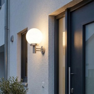 Moderne QAZQA Außenwandleuchte Sfera aus Edelstahl mit weißem Schirm.
