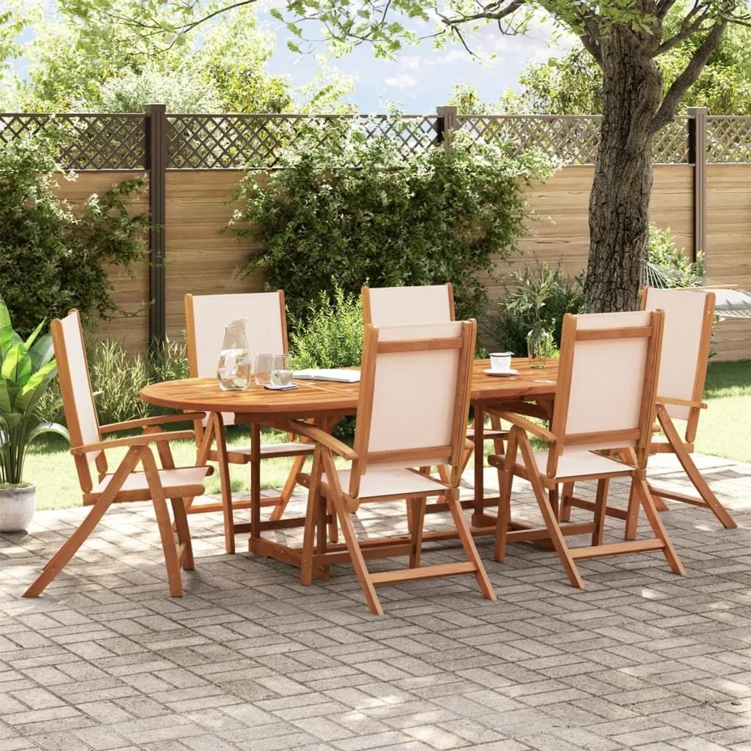 Sechs klappbare Gartenstühle aus Akazienholz mit cremefarbenem Stoff auf einer Terrasse.