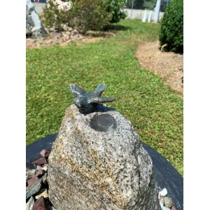 Gartenbrunnen-Set mit Granitstein, Quellkammer und Bronze Vogel. Unikat für den Garten.