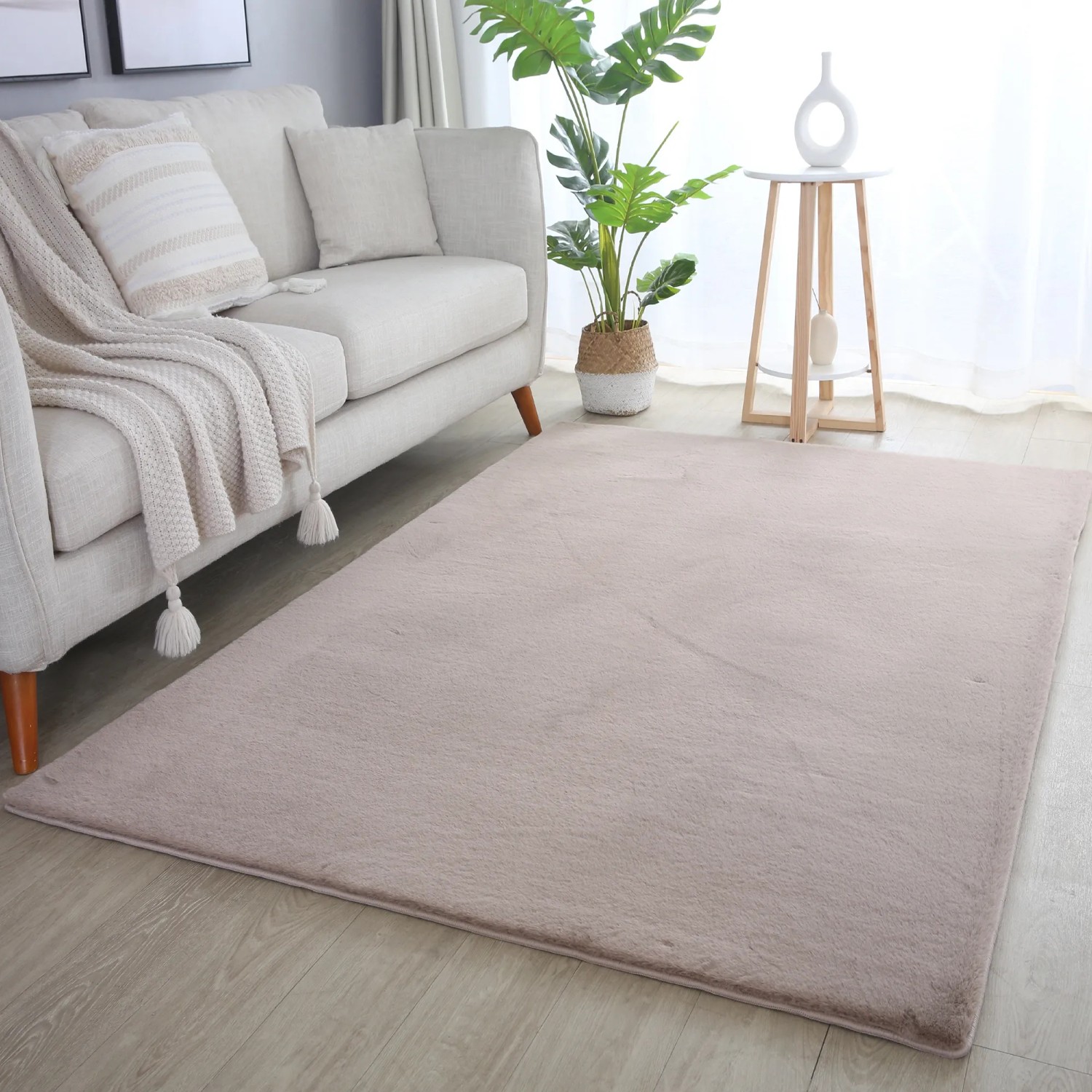 Beiger Kurzflorteppich Ayyildiz Pouffy (200x290 cm) im Wohnzimmer.