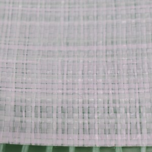 Detailaufnahme der transparenten Aquagart Gitterfolie, verstärkt mit grünem Gittergewebe.