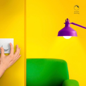 Hand bedient weißen WiZ Lichtschalter Dial Switch zur Steuerung einer Lampe.