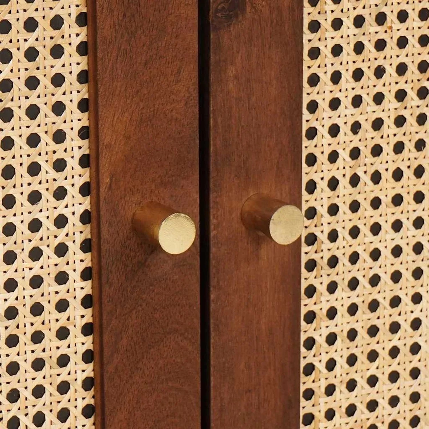 Detailaufnahme: Brauner Waschbeckenunterschrank mit zwei Türen und goldenen Griffen.