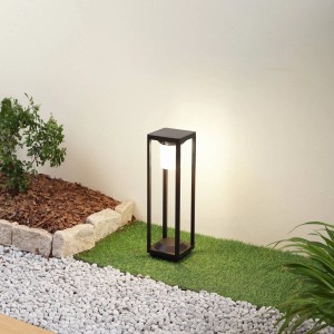 Moderne Lucande LED Solarleuchte Nilea in Schwarz, spritzwassergeschützt mit Bewegungsmelder für den Garten.