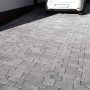 Verlegte, graue Kann Mehrformat-Pflastersteine Parchetto Beton im Außenbereich mit PKW.